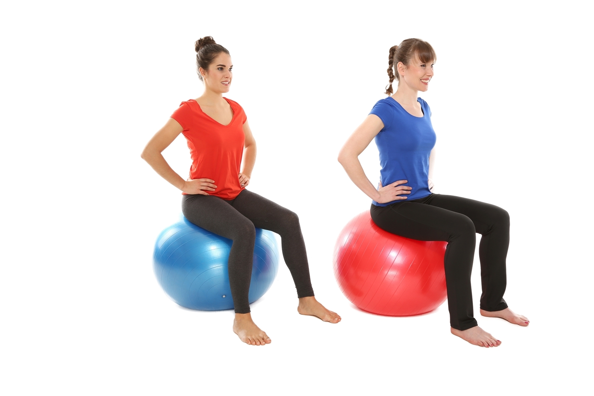 Zwei Frauen trainieren auf Fitnessbällen