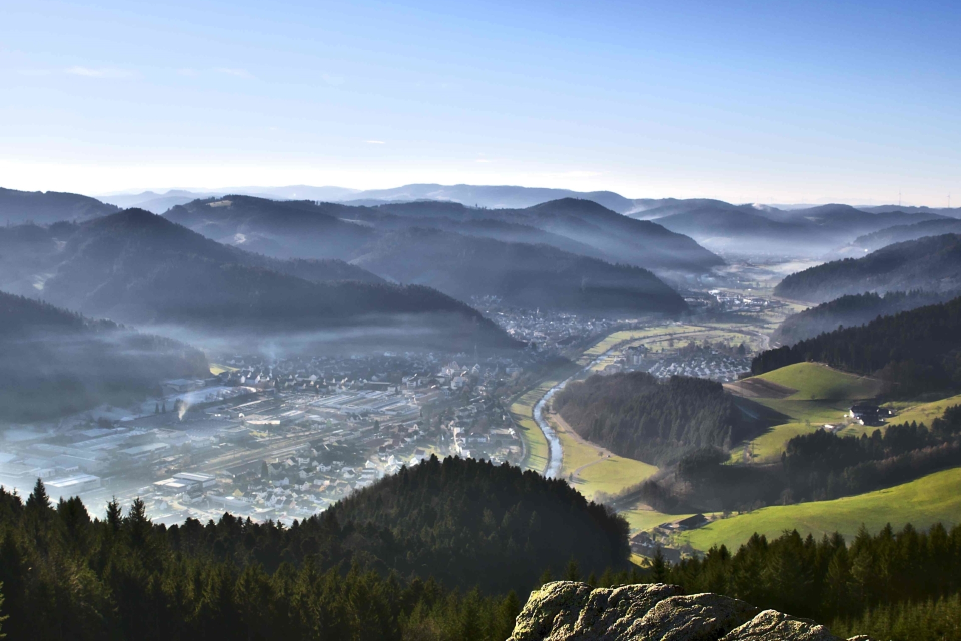 Blick vom Spitzfelsen über Hausach und das Kinzigtal